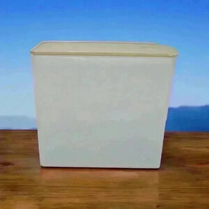 Tupperware  vintage 9 cup / 2.2L modular container with vent 5198A & 5196A